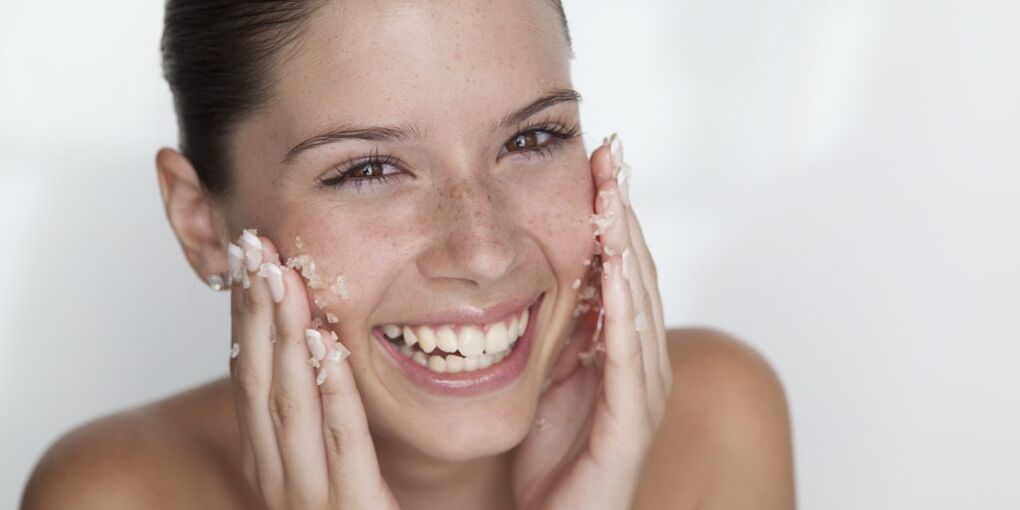 The girl prepares her skin for rejuvenation at home by peeling