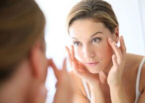 The girl rejuvenates her face with home remedies